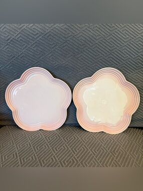 LE CREUSET 9" Scalloped Flower Serving Plate Stoneware 23cm Shell Pink Set Of 2